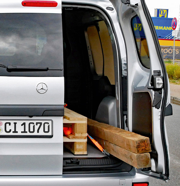 Lang gemacht: Dank der schma­leren Flügeltür, die sich rechtwinklig arretieren lässt, kann der Mercedes Citan auch Fracht in Überlänge transportieren.