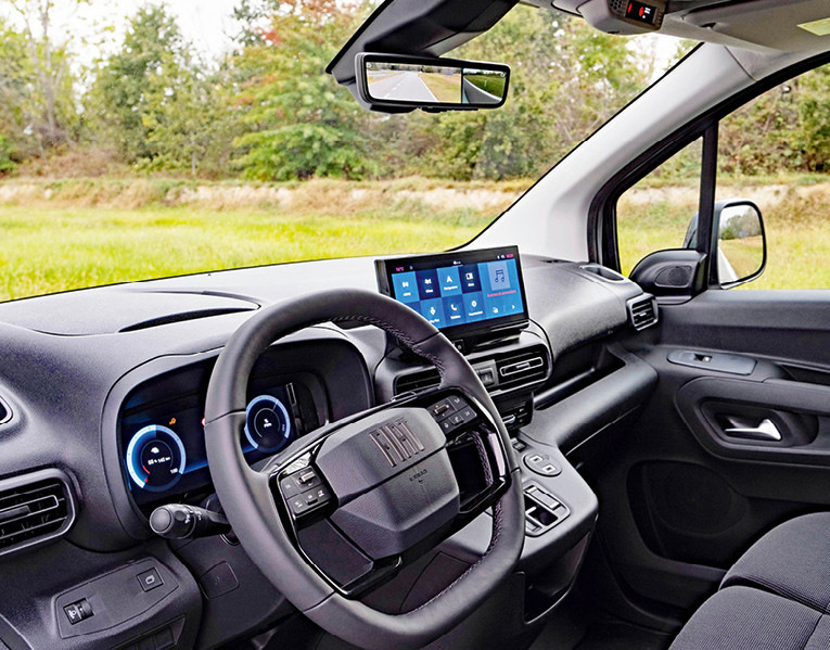 Ob für Verbrenner oder E-Antrieb: Im Design der Marke zeigt sich die Instrumentierung im höherwertig ausgestatteten Lieferwagen zeitgemäß mit großem Display.