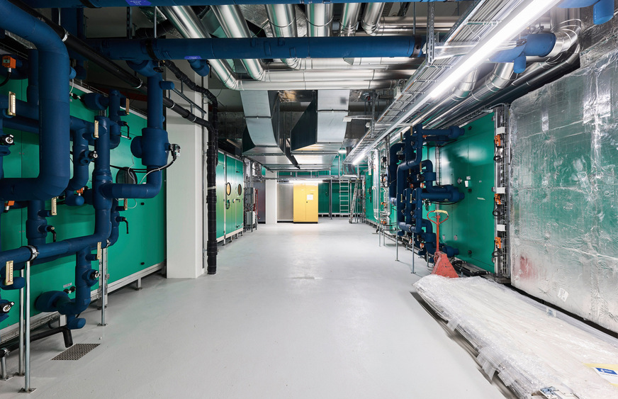 Die Gebäudetechnik ist in einem Technikgeschoss zwischen Sockel und Türmen untergebracht.