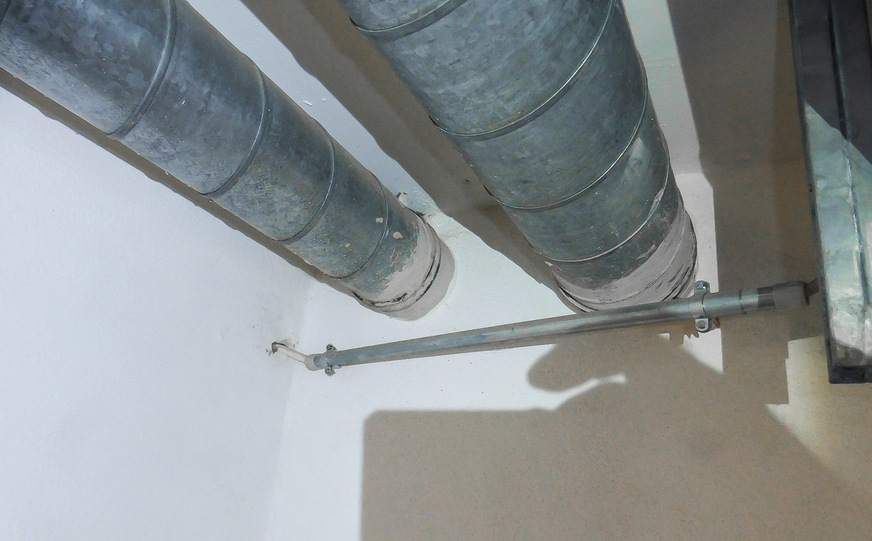 Hier müssten für die Ertüchtigung mit Standart-Brandschutzklappen die Wände geöffnet, die Wickelfalzrohre getrennt werden usw.