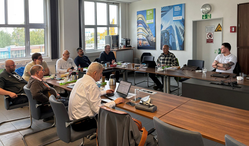 Die Ausbildungsmeister der überbetrieblichen WKSB-Zentren im Austausch zu neuen Unterweisungsplänen.