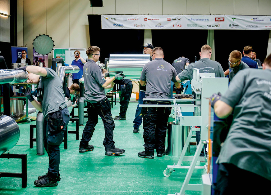 Arbeiten unter Zeitdruck: An den Wettbewerbsmodellen wird gedämmt, zugeschnitten und beblecht.