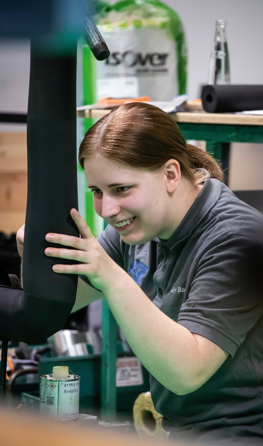 Präzision bis ins Detail: Jacqueline Baden kontrolliert die sauber verklebte Elastomer-Dämmung – gemeinsam mit Julian Brükner holt sie für Deutschland den Europameistertitel.