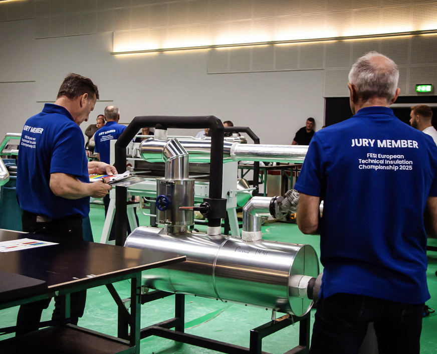 Punkt für Punkt bewertet: Jury-Mitglieder prüfen Maßhaltigkeit, Kantenbild und Dichtheit.