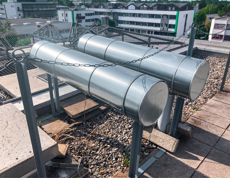 Zwei gedämmte Rohrprüfstände mit und ohne Luftspalt auf dem Institutsdach