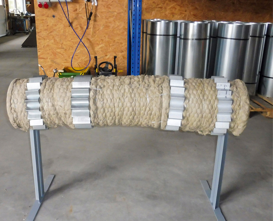 Dämmaufbau ohne Ummantelungsblech mit Abstandshaltern für den Luftspalt.