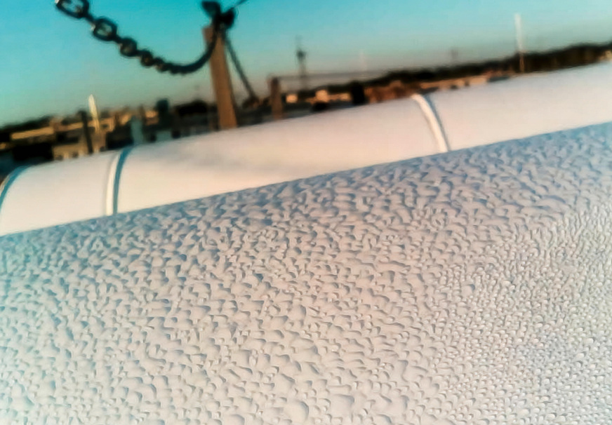 Kondensattropfen am äußeren Ummantelungsblech (Kamera außen)