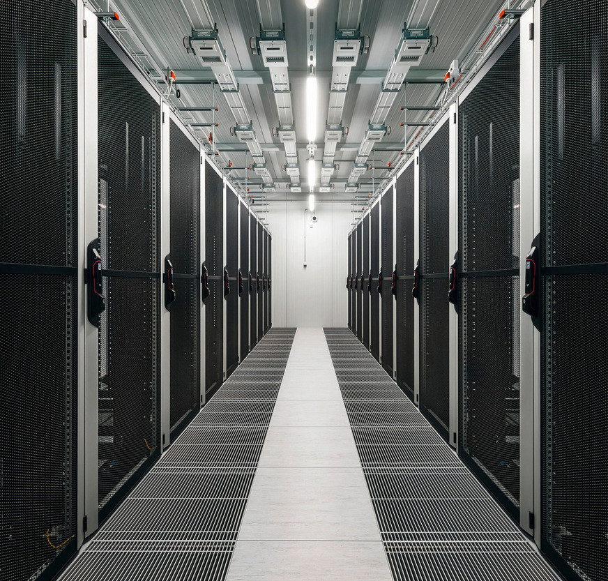 Im Inneren des Greenergy Data Center: hochdichte Serverracks in einer klimaoptimierten, KI-gesteuerten&nbsp;Umgebung.