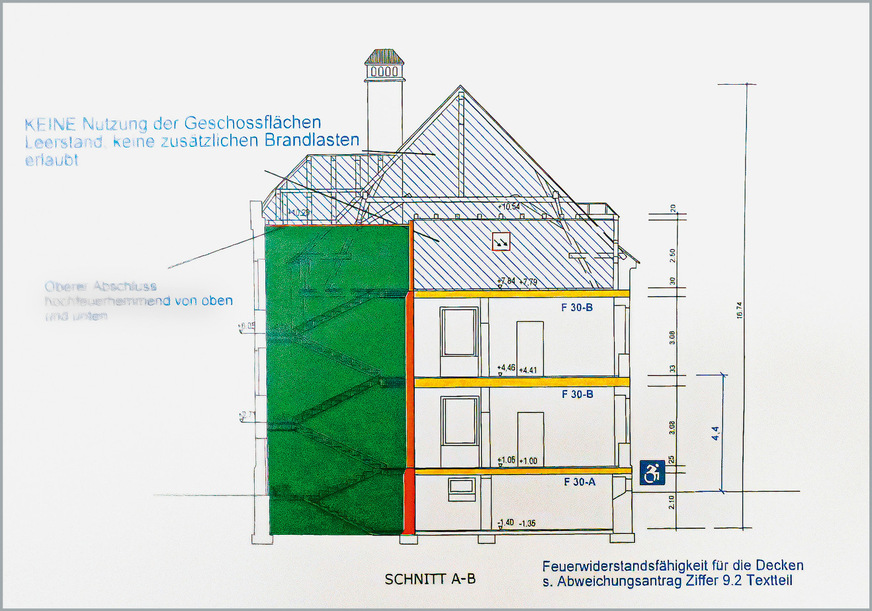 2. Brandschutzpläne gut sichtbar im Gebäude (z. B. im Treppenhaus je Ebene) erleichtern allen Gewerken die Orientierung: F90-/F30-Bauteile und deren Anforderungen sind sofort erkennbar – so lassen sich Durchdringungen, Abschottungen und Einbauten frühzeitig korrekt planen und Abstimmungsfehler vermeiden.