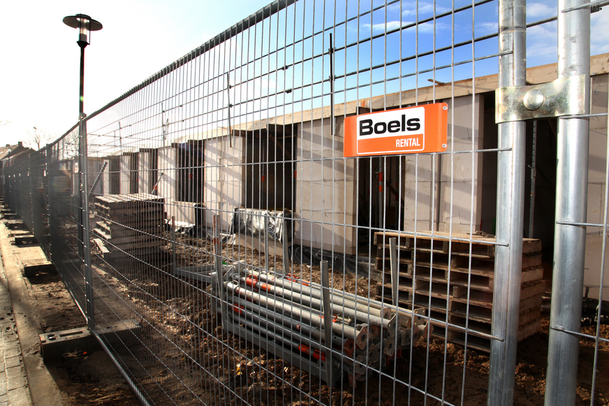 Zäune bilden die erste Schutzbarriere auf Baustellen. Sie unterstützen die Prävention von Diebstahl und unerwünschtem Zutritt.&nbsp; Boels bietet ein breites Sortiment an Zäunen für verschiedene Anwendungsszenarien.