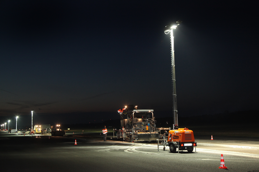 Mobile Beleuchtungslösungen wie Lichtmastaggregate erhöhen Sicherheit und Übersicht auf nächtlichen Baustellen. Gute Ausleuchtung reduziert Risiken bei nächtlichen Arbeiten und kann Diebstahl auf Baustellen erschweren.