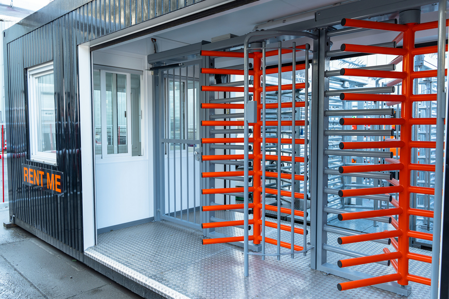Zugangsbeschränkungen sind ein wichtiger Bestandteil der Baustellensicherheit. Die Sicherheitslodge mit Drehkreuz ermöglicht eine kontrollierte Registrierung und Steuerung von Mitarbeitern und Besuchern.