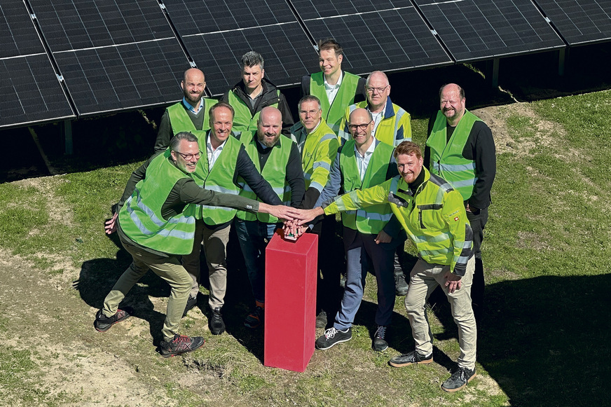 Startschuss für die Photovoltaikanlage am Armacell-Standort Münster (v. l., vordere Reihe): Thomas Ulms (Lorenz3), Malte Witt (Armacell), Michael Höbing (Lorenz3), Martin Koch (ENKL), Daniel Hötger (Armacell) und Martin Kannegiesser (Armacell). Hintere Reihe: Tim Snoek (Lorenz3), Dieter Gwiasda (Armacell), Dominik Wilhelm (Wirtschaftsförderung Münster), Manfred Vogt (Armacell) und Carsten Peters (Bündnis 90/Die Grünen).