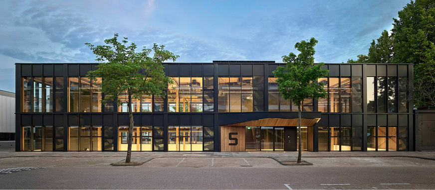 Das zweigeschossige Bürogebäude Rooswijck 5 in Amsterdam wurde in Holzbauweise aus Brettsperrholz (CLT) errichtet und zeichnet sich durch eine klare, reduzierte Architektursprache aus.