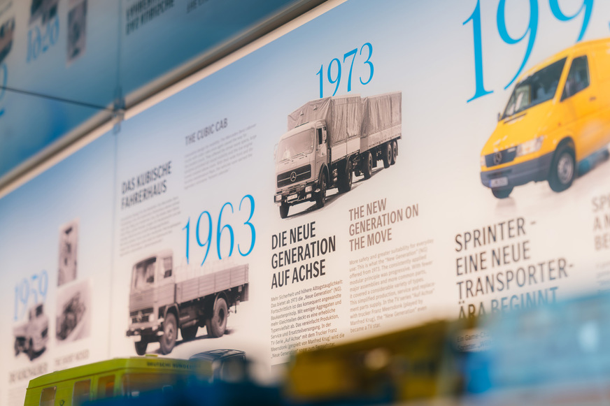 Detail der Vitrinenrückwand mit Informationen zur Nutzfahrzeuggeschichte von Mercedes-Benz.