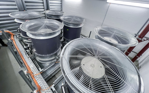 Bei Rauchdetektion leiten drei redundant ausgeführte Zuluftventilatoren aus einer separaten DBA-Technikzentrale heraus über Zuluftkanäle frische Luft in die Sicherheitstreppenräume und den Feuerwehraufzug.