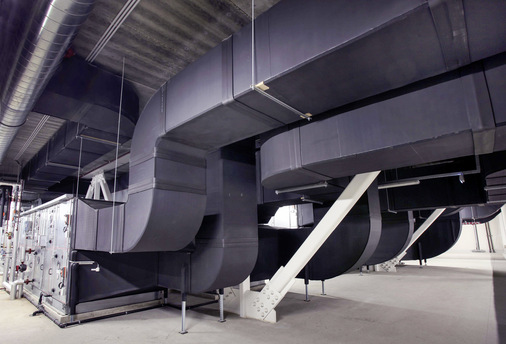 Obwohl durch un- oder nicht ausreichend gedämmten Luftkanäle erhebliche energetische Verluste entstehen, definiert auch das neue GEG keine Mindestdämmschichtdicken für Lüftungsanlagen.