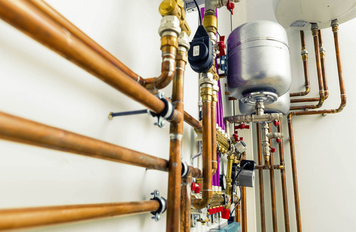 Auch heute noch sind viele Rohrleitungen in bestehenden Gebäuden nicht oder unzureichend gedämmt.