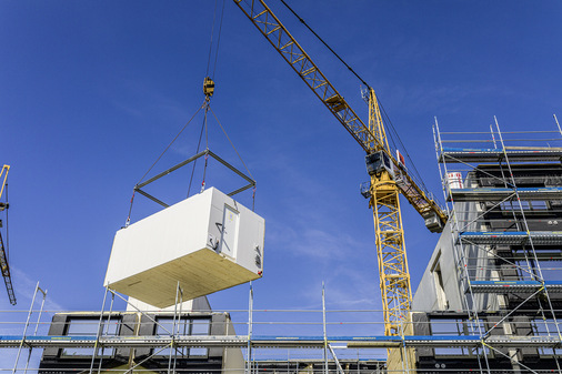 Der serielle Holzbau erlaubt einen sehr hohen Vorfertigungsgrad bis hin zu kompletten Raummodulen. Das setzt eine präzisere Vorplanung voraus. Gleichzeitig wird jedoch der Bauprozess beschleunigt, weil die Wand- oder Raummodule vor Ort nur noch an ihren Platz gehoben werden müssen.