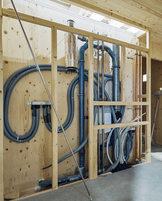 Ver- und Entsorgungsleitungen für eine Wohneinheit wurden im Schacht vor dem Estrich eingebaut.