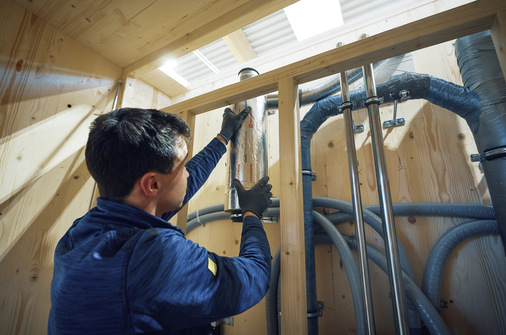 Leitungsdämmung und Abschottung sind so vormontiert, dass auf der Baustelle nach dem Stellen der Module nur die Leitungen verbunden und die brandschutztechnisch notwendige Dämmung ergänzt werden müssen.