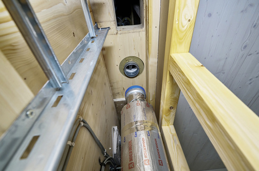 Auch die Abschottung in der CLT-Decke ist bereits montiert. Auf der Baustelle wird nur noch ein kleines Stück Rohr ergänzt, um die Leitung über die Geschosse miteinander zu verbinden.