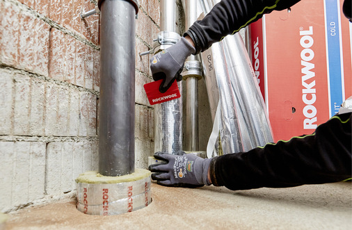 Unmittelbar hinter der Bauteildurchführung dürfen nach der Musterleitungsanlagenrichtlinie auf einer Länge von mindestens 500 mm nur nichtbrennbare Dämmstoffe an Rohrleitungen eingesetzt werden. Alternativ können Rohre mit brennbaren Dämmungen mit einem zusätzlichen Blechmantel gekapselt werden.