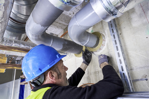 Die Muster-Leitungsanlagen-Richtlinie (MLAR) beschreibt unter Punkt 4 die baulichen Maßnahmen, die einer Brandausbreitung bei der Durchführung von Anlagen aus elektrischen Leitungen und Rohrleitungen durch Decken und Wände entgegenwirken. In den meisten Fällen sind die Anforderungen an den vorbeugenden Brandschutz mit einem passenden, geprüften und klassifizierten System zu erfüllen, dessen Eignung durch ein Allgemeines bauaufsichtliches Prüfzeugnis (abP) oder eine Allgemeine Bauartgenehmigung (aBG) nachgewiesen ist.