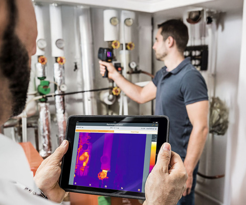 Bild 9  Funkübertragungsstandards ermöglichen die drahtlose Messdatenübernahme oder die Bildanzeige auf dem Smartphone, was beispielsweise in engen Situationen praktisch ist.