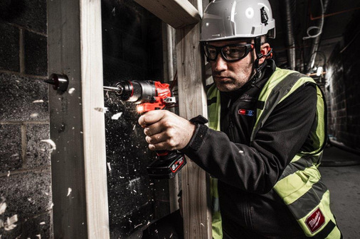 Optimierter Alt-Text: „Techniker mit persönlicher Schutzausrüstung installiert eine Kältemaschinen-Komponente mithilfe eines Akkuschraubers an einem Metallrahmen; dabei entstehen Späne – Montagearbeiten im Bereich der industriellen Kältetechnik.“ --- Begründung: Der Text beschreibt präzise die relevante Handlung (Installation einer Komponente mit Akkuschrauber), das Arbeitsumfeld (Kälte-/Klimatechnik, industrielle Anwendung) und berücksichtigt sicherheitsrelevante Aspekte (Schutzausrüstung). Er verzichtet auf nicht zutreffende Elemente wie „Holz“ und hebt stattdessen den Bezug zur Zielgruppe hervor. - © Techtronic Industries Central Europe GmbH