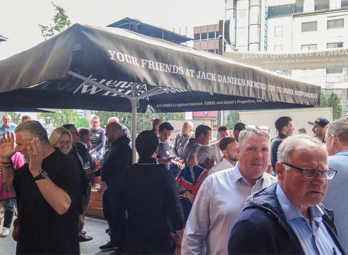 Netzwerken in gemütlicher Runde am Abend im „Wohnzimmer“ beim Netzwerkabend „Welcome WKSB“.