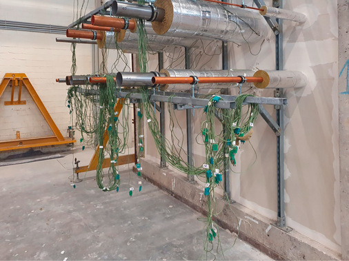 Vorbereitung eines Brandversuchs mit Sanha-Systemen aus Edelstahl, C-Stahl und Kupfer.