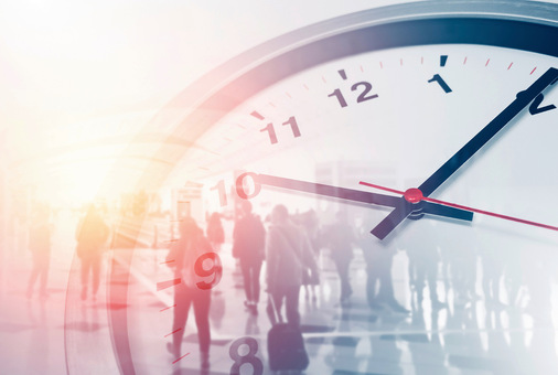 Von der Mehrarbeit sind die Überstunden zu unterscheiden. Damit ist die Arbeitszeit gemeint, die über die vertraglich vereinbarte oder ­tarifrechtliche regelmäßige Arbeitszeit hinausgeht.