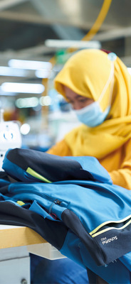 Auch in Asien wird auf die Arbeitsbedingungen geachtet. Seit mehr als einem Jahrzehnt ist Schöffel Mitglied der Fair Wear Foundation.