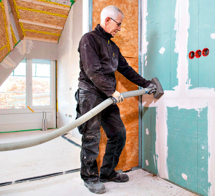 Weniger Umsatz, hohes Risiko – so ­sehen Installateure oft den baulichen Brandschutz. Infrage steht dabei nicht die fachliche Qualifikation, sondern die Haftungsübernahme für die Einhaltung unterschiedlicher Ver- und Anwendbarkeitsnachweise – und deren Gültigkeit zum Zeitpunkt des Einbaus. Beim Einsatz der Einblasdämmtechnik ­übernimmt hingegen ein zertifizierter Fachbetrieb die gesamte Ausführung und jegliche Haftung.