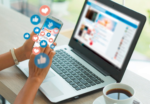 Morgens und abends sind ideale Zeiten, so dass die Follower den Tweet im Idealfall live wahrnehmen können. Wichtig dabei ist es, kurz und präzise zu formulieren.