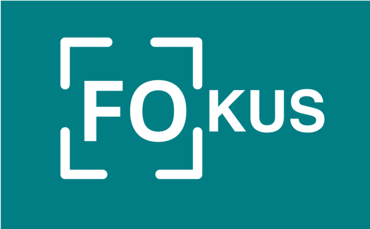 „Visuelle Darstellung des Fokusthemas Technische Dämmung in der Gebäudetechnik: Das Wort ‚Fokus‘ auf einem blaugrünen Hintergrund, unterstrichen durch stilisierte weiße Klammern für Themen wie innovative Dämmstoffe, Normen und Energieeffizienz in der Planung und Ausführung. - © Gentner