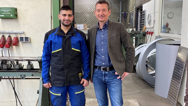 „Wir freuen uns sehr, dass Bahaa die Deutsche Meisterschaft der Industrie-Isolierer gewonnen hat. Umso schöner ist es, dass er nach der Ausbildung weiter für uns arbeiten möchte und Teil unseres Teams bleibt.“ Markus Klameth, Geschäftsführer Dr. Klameth Industrietechnik GmbH - © TI Redaktion „Wir freuen uns sehr, dass Bahaa die Deutsche Meisterschaft der Industrie-Isolierer gewonnen hat. Umso schöner ist es, dass er nach der Ausbildung weiter für uns arbeiten möchte und Teil unseres Teams bleibt.“ Markus Klameth, Geschäftsführer Dr. Klameth Industrietechnik GmbH - © TI Redaktion