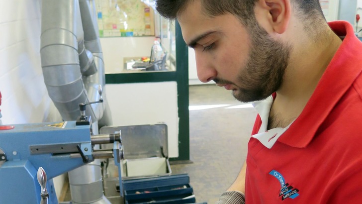 Was Bahaa besonders an seinem Beruf als Industrie-Isolierer gefällt: Die handwerkliche Arbeit am Blech.