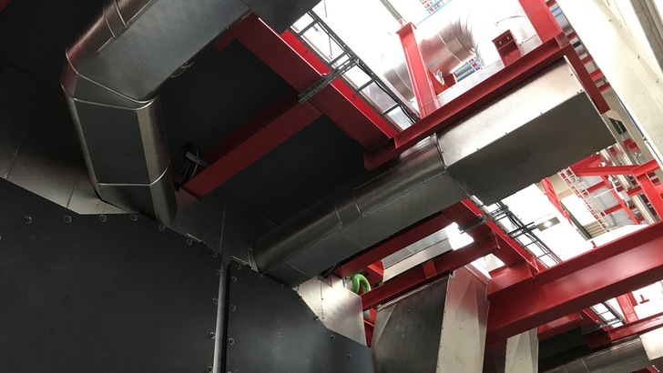 Abb. 3: Oberhalb der vorderen Revisionsöffnungen des Heizkessels sind die Rezirkulationsleitungen werkseitig so eingebaut, dass die Rohrdämmung an der unteren Seite fast auf „0 cm“ abgeflacht werden muss.