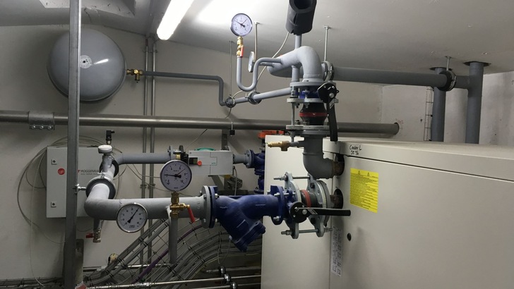 Abb. 2: Die beiden Anschlüsse der Brunnenwasserwärmepumpe sind in zu geringem Abstand in die Wärmepumpe werkseitig eingebaut.