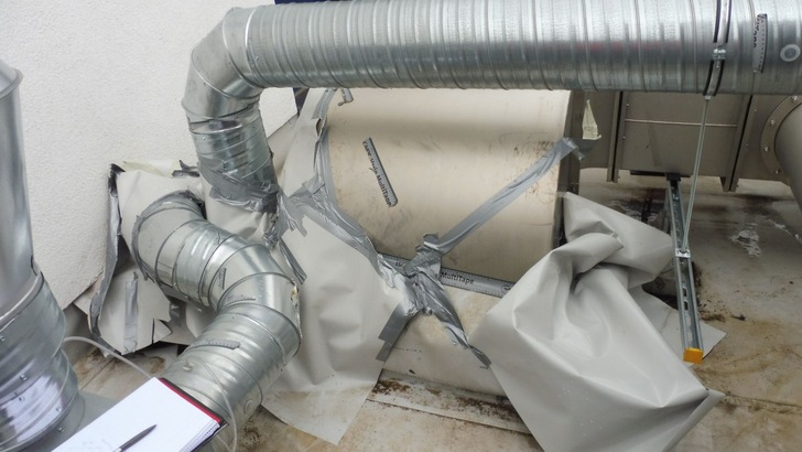 Abb. 5: Die Flachdachdurchführung von zwei runden und einer eckigen Luftleitung ist durch eine Deckenaussparung erkennbar.