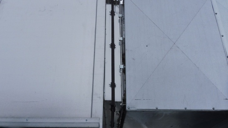 Abb. 1: Die Luftleitungsdämmung mit wetterfester Ummantelung ist nicht bis an das Lüftungsgerät ausgeführt.