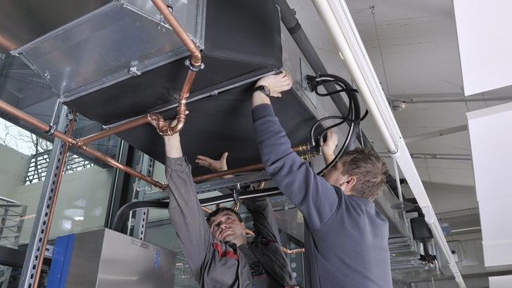 Abb. 3: Installation von flexiblen Elastomerdämmstoffen auf Luftkanälen - © Armacell Abb. 3: Installation von flexiblen Elastomerdämmstoffen auf Luftkanälen - © Armacell