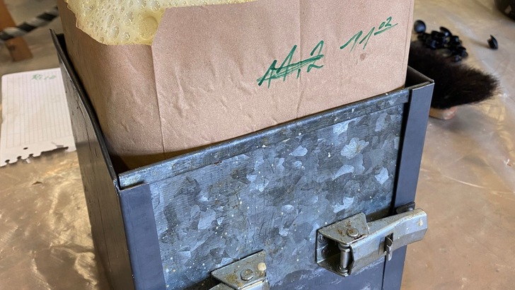 Am Probewürfel werden Reaktionsablauf (Reaktionszeiten), Rohdichte und die  Konturstabilität des PU-Schaumsystems ermittelt.