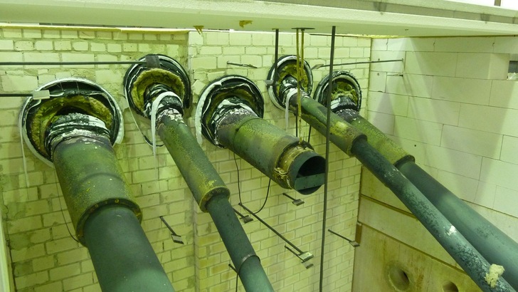 Abb 3: Klassifizierte Rohrabschottung PYROTAM-SH von G+H Isolierung nach DIN EN 1366-3 mit Nachweis der brandschutztechnischen Wirksamkeit bei Versagen der Abhänger (Quelle G+H Isolierung)