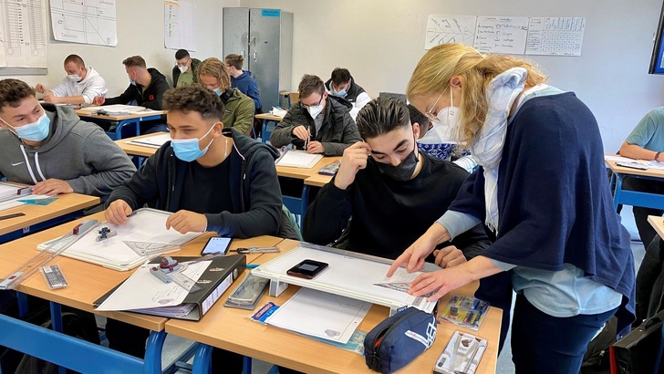 Kommen die Schüler alleine nicht weiter, unterstützt Judith auf der Lake beim Zeichen.