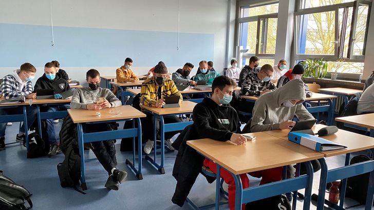 Auch Smartphones und Tablets kommen heute im Klassenraum immer öfter zum Einsatz.