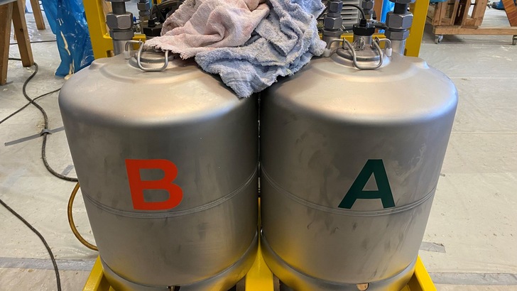 Zur Herstellung von PU-Ortschaum werden zwei Komponenten mittels Druckmaschine vermischt und je nach Verarbeitungsverfahren eingebracht.