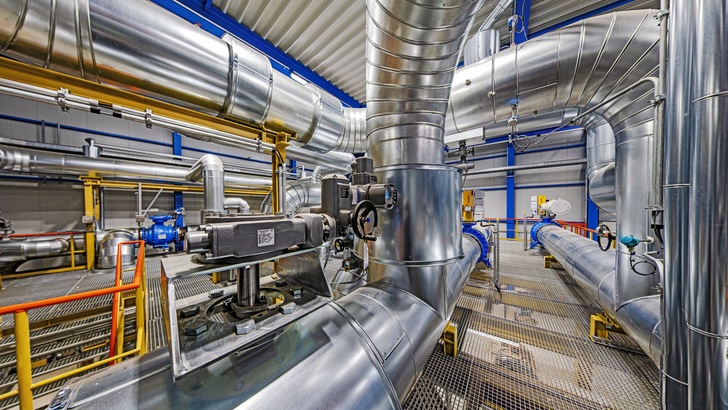 Dämmung der Rohrleitungen und Armaturen im dazugehörigen Pumpenhaus sowie der anbindenden Rohrleitungstrassen. - © Bohle Gruppe/T.Elger elgerart.de Dämmung der Rohrleitungen und Armaturen im dazugehörigen Pumpenhaus sowie der anbindenden Rohrleitungstrassen. - © Bohle Gruppe/T.Elger elgerart.de